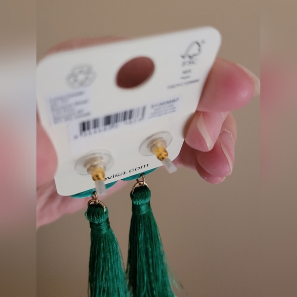 [NEW] Emerald Green Tassel Earrings with Gold Hardware - Picture 2 of 3